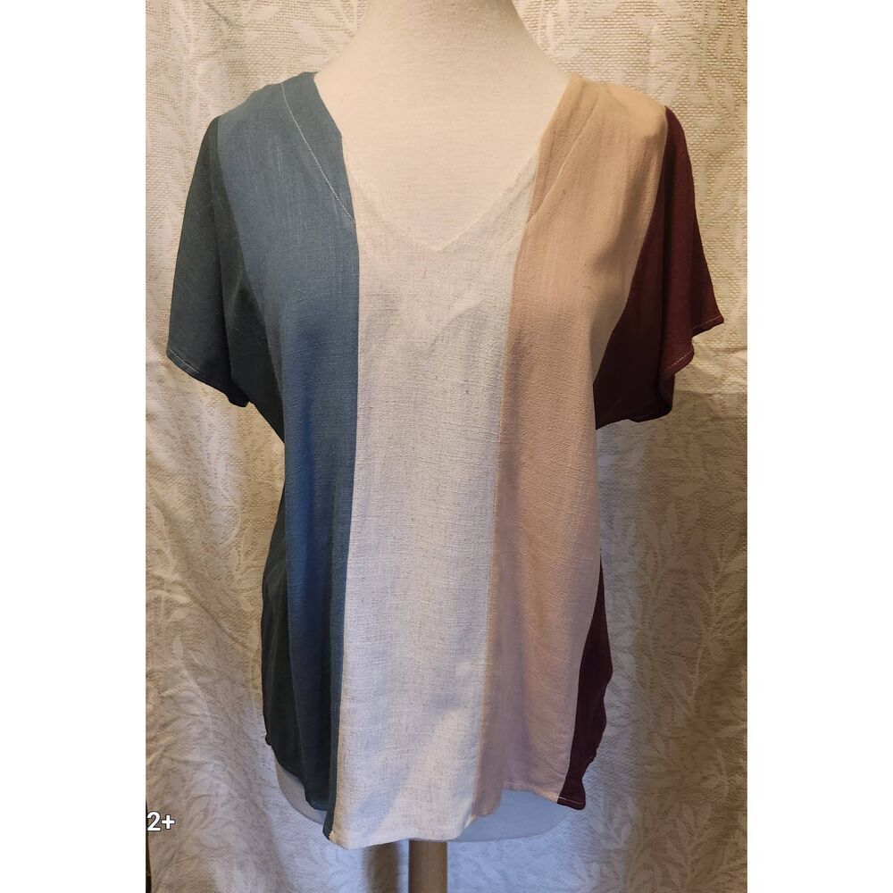 F03 Entro Green, cream and red color block Style Top V-neck NWT